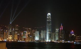 1200px-Hongkong_-_Blick_über_den_Victoria_Harbour.jpg