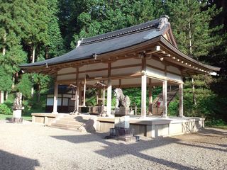 1200px-Yatagarasu-jinja_Haiden.jpg